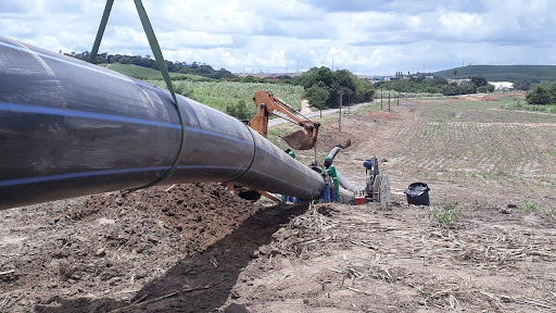 Obra da Complastec no nordeste mostrando a instalação de um tubo de PEAD