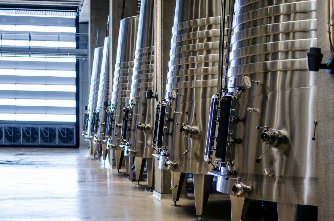 Tanques de cerveja em indústria cervejeira.