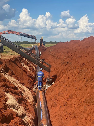 Trabalhadores fazem grandes instalações de tubos no DMAE a partir da solda de termofusão.